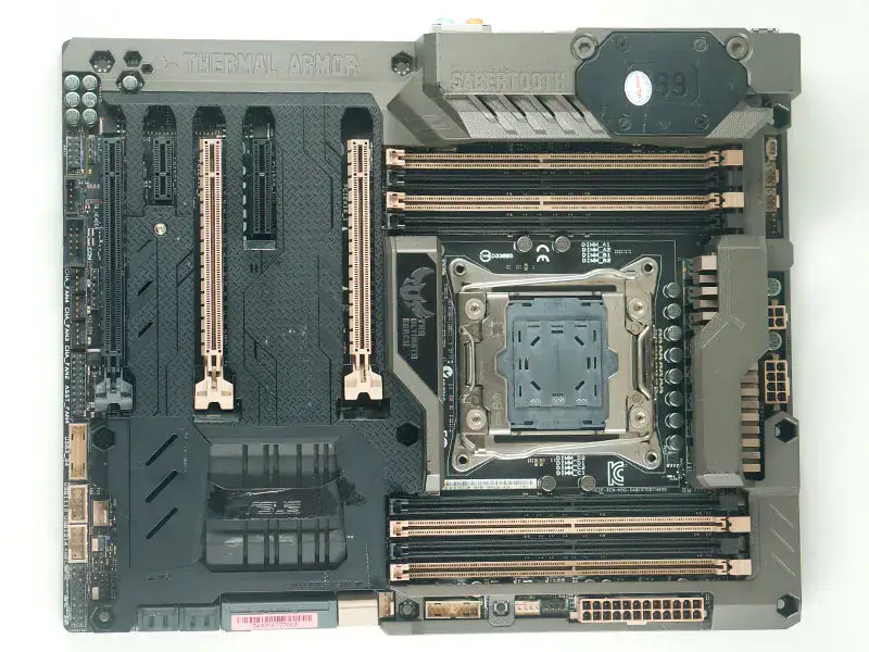Μητρική πλακέτα Asus SABERTOOTH X99