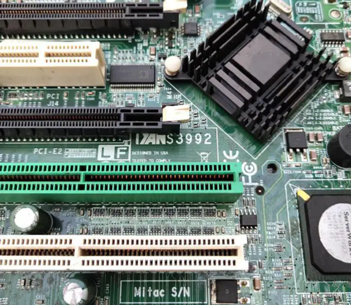 Η μητρική κάρτα TYAN S3992G3NR 1207-pin S3992 Workstation υποστηρίζει τέσσερις πυρήνες